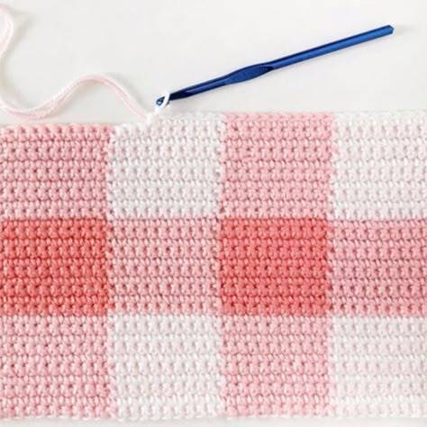 An easy crochet gingham stitch to create the perfect modern crochet gingham baby blanket. The hardest part is shopping for the right colors! Crochet Plaid Pattern, Check Crochet Blanket, Checkered Crochet Blanket, How To Crochet Gingham Pattern, Crochet Checkered Blanket, Gingham Crochet Blanket, Checkered Crochet Blanket Pattern, Daisy Farms Crochet Patterns, Gingham Crochet Blanket Pattern Free