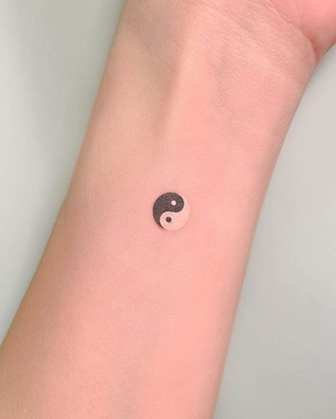 Mini Yin Yang Tattoo, Tattoo Ideas Female Ying Yang, Balanced Tattoo Ideas, Tiny Yin Yang Tattoo, Yin Yang Tattoos For Women, In Yang Tattoo, Ying Yang Tattoo For Women, Small Yin Yang Tattoo Ideas, Ting Yang Tattoo