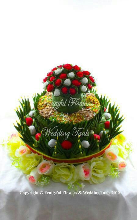 Paan bouquet-- perfect for a south Indian wedding! Wedding Taals, Indian Wedding Gifts, Mehndi Party, Plate Decoration, Bridal Mehendi Designs Hands, Wedding Treats, Mehndi Decor, Bengali Wedding, Party Goodies