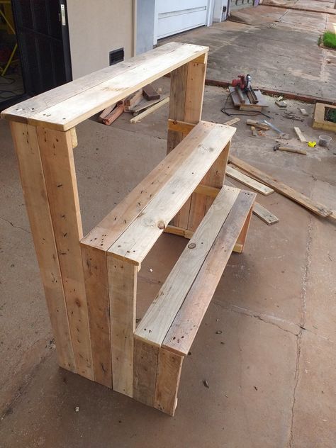 Diy Planter Stand Outdoor, Pallet Flower Stand, Diy Plant Table, Diy Outdoor Plant Stands, Pallet Plant Stand, Desert Rose Care, Pergola Patio Ideas Diy, Outdoor Space Design, Plant Stands Outdoor