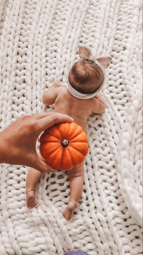 Pumpkin Baby Photoshoot, Halloween Baby Pictures, Fall Baby Photos, Baby Holiday Photos, Fall Baby Pictures, Photo Bb, Autumn Photoshoot, Photo Halloween, Baby Milestones Pictures