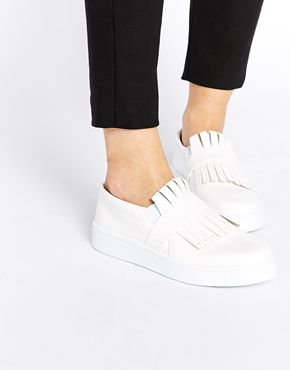 Zapatillas de lona con flecos DARIELLE de ASOS Fringe Sneakers, Best White Sneakers, Basket Style, High End Shoes, Chic Shoes, Womens Golf Shoes, Cooler Look, Reebok Classic, Shoe Style