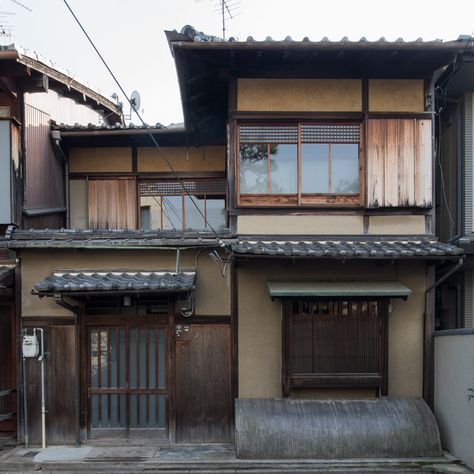 Japan Neighborhood, Traditional Townhouse, Kyoto House, Shoji Doors, Taiwanese Tea, Vintage Buildings, Japanese Buildings, Japanese Style House, Japan Architecture