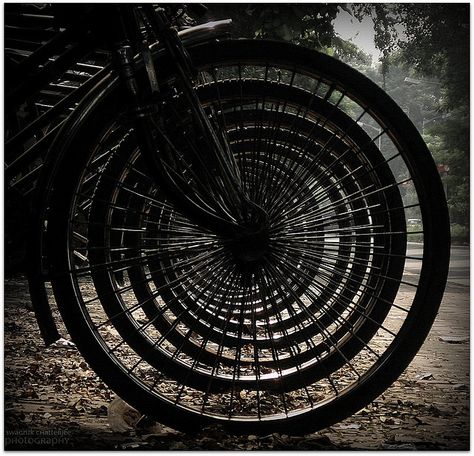 This image shows that line doesn't always have to be straight, I especially like how your eyes are drawn to the centre of the image. Simplicity Photography, Bicycle Wheels, Comfort Bike, I Want To Ride My Bicycle, Black Photography, Concentric Circles, Bicycle Art, Cycling Art, Bike Art