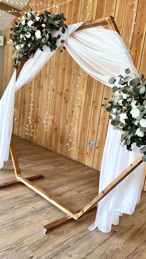 Wedding Wooden Decorations, Hexagon Alter Decor, Cheap Diy Wedding Arch, Event Styling Ideas, Wedding Hexagon Arch Ideas, Wedding Octagon Arch, Heksagon Wedding, Hexagon Wedding Arch Draping, Hexagon Wedding Backdrop