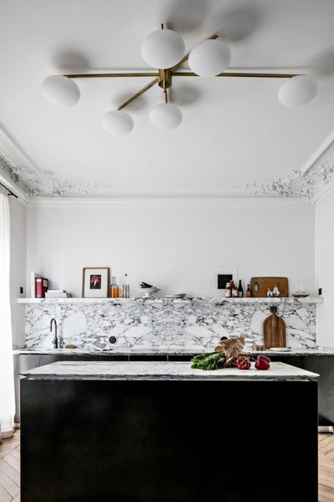 Decorating Rules, Paris Home, Casa Vintage, Big Kitchen, Parisian Apartment, Kitchen Marble, Kitchen Trends, Dining Areas, Black Cabinets