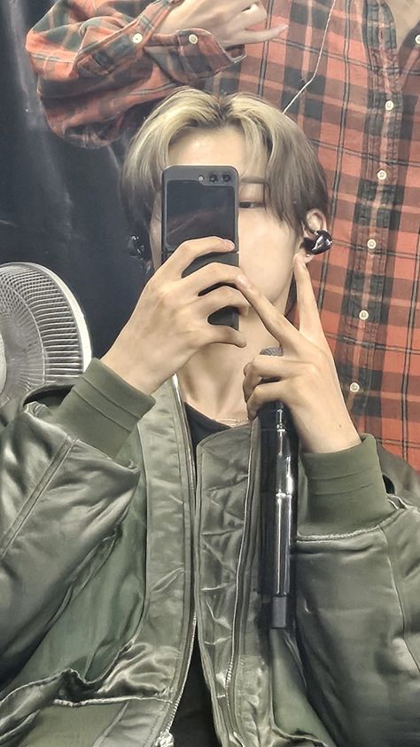 Niki Enha Boyfriend Material, Niki Enyphen Cool, Nishimura Riki Wallpaper, Riki Mirror, Niki Wallpaper, Riki Nishimura, Ideal Boyfriend, Dara Kpop, Nishimura Riki