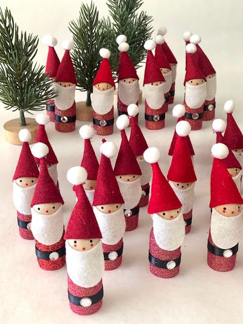 Santa Peg People, Santa Peg Doll, Christmas Peg Dolls, Clothespin Ornaments, Clothespin Crafts Christmas, Clothespin Crafts, Inexpensive Crafts, Santa Crafts, Wood Peg Dolls