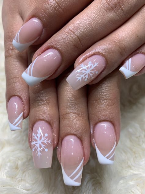 Nails Ideas For Christmas New Years, December Nail Ideas Snowflakes, Festive White Nails, French Tip Christmas Nail Ideas Coffin, Cute Christmas Nails Acrylic Almond, Christmas White Tip Nails, Square Nail Christmas Designs, Simple Gel Nails Christmas, Christmas Design For Nails