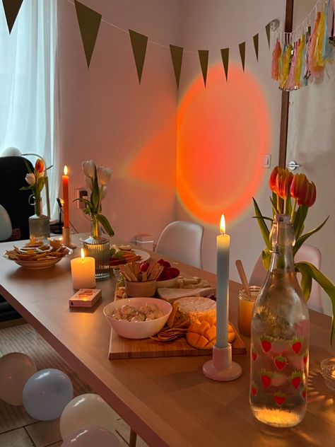 Birthday Party Ideas Apartment, Apartment Bday Decorations, Aesthetic Birthday Table Decor, Dinner Party Table Settings Friends, Cozy Bday Party, Birthday Party Vibes Aesthetic, Birthday Themes At Home, June Birthday Aesthetic, Apartment Cafe Party