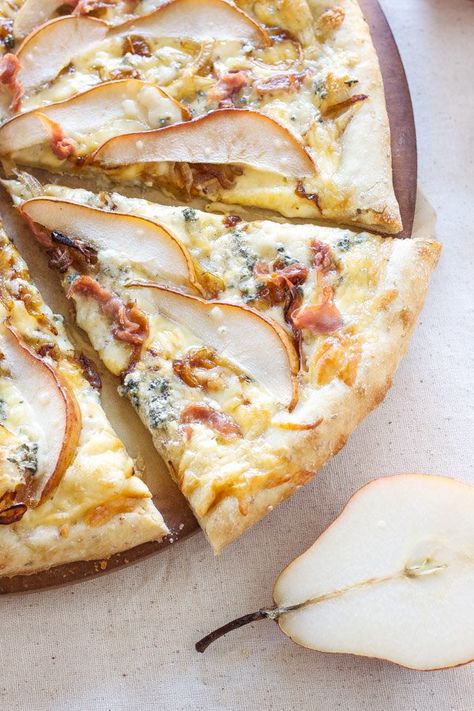 Pear, Prosciutto, and Gorgonzola Pizza Fall Pizza Recipes, Yakimeshi Recipe, Rosemary Pizza, Fall Pizza, Olive Oil Pizza, Pear Pizza, Gorgonzola Pizza, Fig Pizza, Rosemary Olive Oil