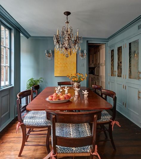 French Quarter Living Room, Colonial Dining Room Ideas, Colonial Revival Interior, French Quarter Decor, Colonial Dining Room, Blue Dining Room, Honey House, Cafe Idea, Cottage Dining Rooms