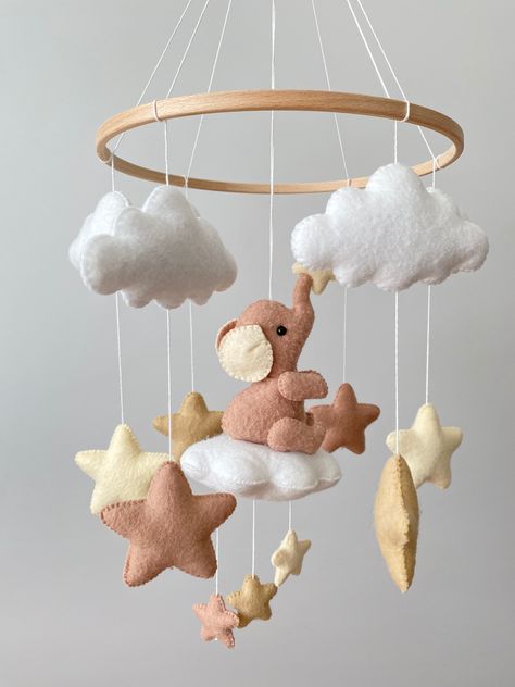 Elephant Mobile Nursery, Elephant Theme Nursery, Baby Mobile Ideas, Elephant Baby Room, Elephant Babyshower, Elephant Nursery Girl, Neutral Baby Room, Elephant Baby Mobile, Felt Phone