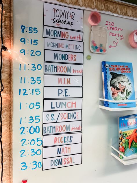 2nd Grade Class Schedule, 2nd Grade Class Decor, Grade 2 Classroom Setup, 2nd Grade Classroom Ideas, Second Grade Classroom Setup, 2nd Grade Classroom Setup, Daycare Inspiration, Whiteboard Organization, Second Grade Classroom