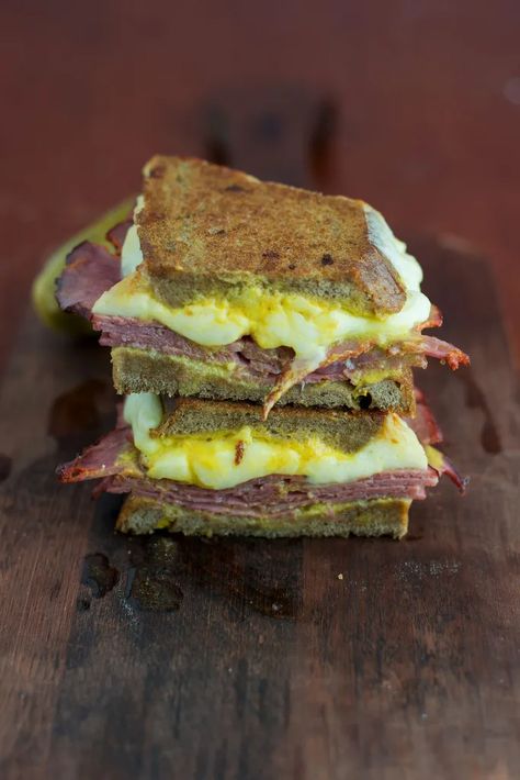 The Montreal Grilled Cheese Smoked Meat Sandwich, Montreal Smoked Meat Sandwich, Montreal Smoked Meat, Slider Sandwiches, Gourmet Grilled Cheese, Meat Sandwich, Pizza Burgers, Nice Recipes, Smoked Meat