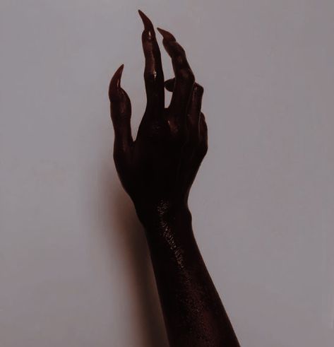 Fearne Calloway, Creepy Hand, Manon Blackbeak, Monster Hands, Model Tattoo, Black Claws, Throne Of Glass Series, Hand Reference, Fantasy Aesthetic