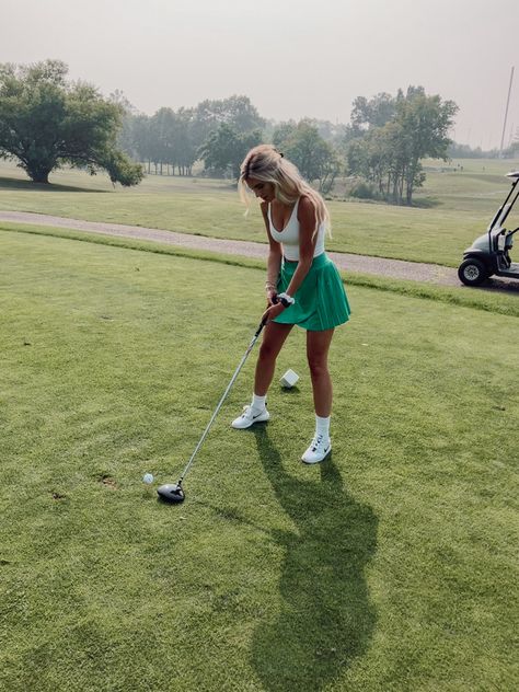 Hot Golf Outfit, Golf Watching Outfit Woman, Indoor Mini Golf Date Outfit, Golf Photoshoot Women, Country Club Outfit Women, Girl Golf Aesthetic, Golf Theme Party Outfit, Pga Tour Outfit Women Spectator, Cute Golf Hairstyles