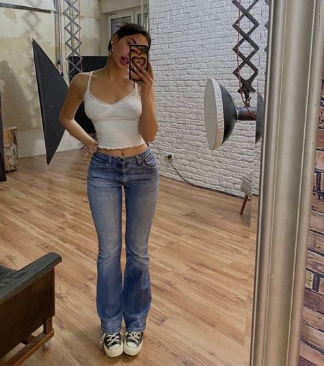 Low Rise Jeans Outfit, Flare Jeans Outfit, Looks Jeans, Outfit Jeans, Jeans Outfit, Low Rise Jeans, Mode Inspiration, Lookbook Outfits, Teen Fashion Outfits