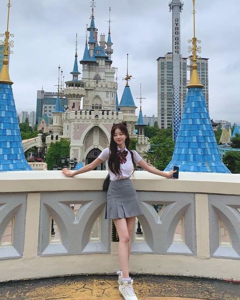 Japan Ootd, Disney Poses, Rave Fits, Seoul Travel, Korean Photo, Lotte World, Disneyland Outfits, Summer Uniform, Solo Photo