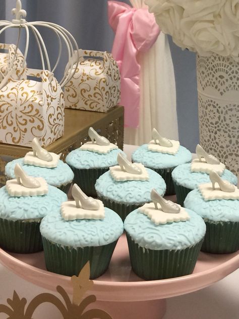 Light Blue Cake, Cake Pops Frosting, 18th Debut, Blue Cake Pops, Cinderella Cupcakes, Shoe Cupcakes, Carousel Cake, Cinderella Party, Cupcake Art