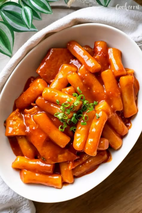 Easy Tteokbokki, Korean Rice Cakes, Tteokbokki Recipe, Korean Rice Cake, Korean Rice, Spicy Rice, Sweet And Spicy Sauce, Spicy Korean, Korean Dishes