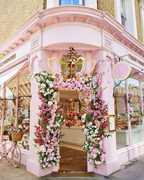 Peggy Porschen on Instagram: "It’s #chelseainbloom this week (23-29 May) coinciding with the world-famous @the_rhs Chelsea Flower Show 🌸 And our Chelsea Parlour’s new…" Peggy Porschen Interior, Peggy Porschen Cakes, Peggy Porschen, Back Of House, Door Display, Cafe Door, Bloxburg Ideas, Cake Stuff, Pink Things