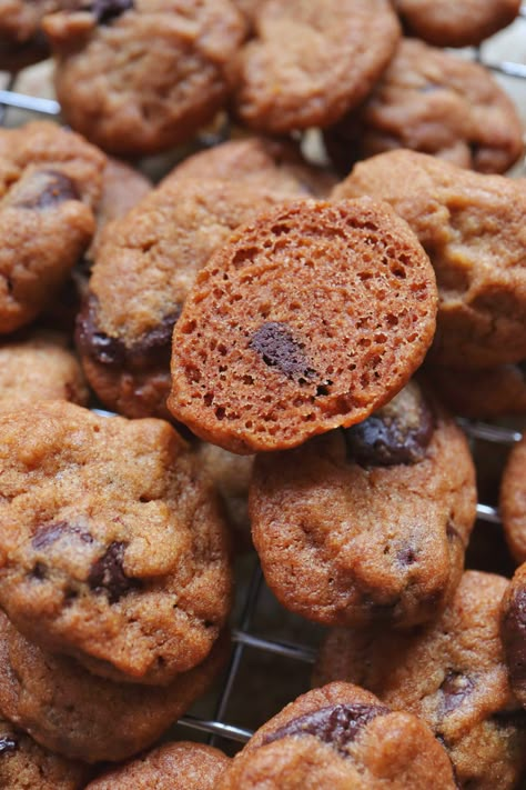 Crunchy Cookies Recipe Chocolate Chips, Less Sweet Chocolate Chip Cookies, Crunchy Mini Chocolate Chip Cookies, Crunchy Choc Chip Cookies, Cookies Brownies Recipe, Best Crunchy Chocolate Chip Cookies, Crispy Cookies Recipe Chocolate Chips, Mini Choc Chip Cookies, Mini Crunchy Cookies