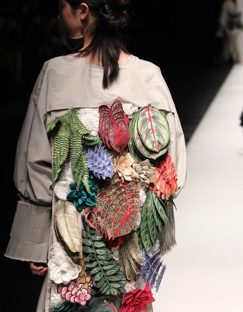 Cong Tri, Tokyo Fashion Week, Afrikaanse Mode, Tokyo Fashion, Looks Street Style, Textiles Fashion, Mode Inspiration, Flowers And Leaves, Fashion Details