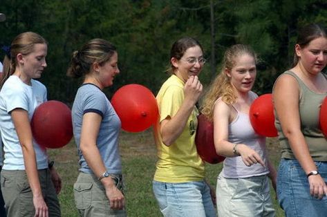 COOPERATIVE GAMES FOR A COOPERATIVE WORLD: FACI... Team Building Activities For Adults, Teamwork Games, Balloon Games, Team Builders, Reunion Games, Team Building Games, Youth Games, Youth Group Games, Cooperative Games