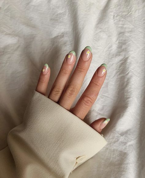 A girl wearing a beige blazer showing off her nails that have sage green tips and little daisies. Prom Nails Elegant, Sage Green Flower Nails, Nail Salon Party, Nails Elegant Classy, Maternity Nails, Spring Colors For Nails, Colors For Nails, Dip Polish, Cute Almond Nails