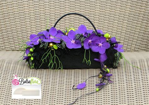 Created with Bolsa Flora VI A new Bolsa Flora base for your "Pochette purse" www.bolsaflora.com Bouquet Bag, Diy Floral Decor, Simple Wedding Flowers, Corporate Flowers, Flower Handbag, Flower Purses, Orchid Arrangements, Floral Handbags, Modern Flower Arrangements