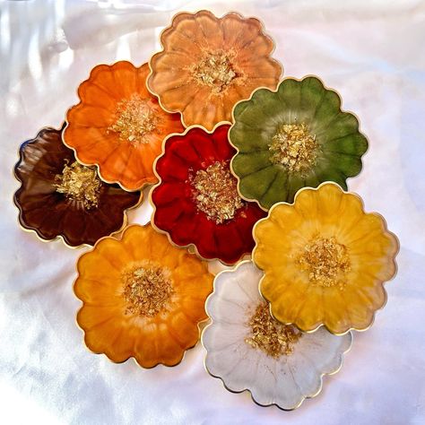 "Fall Collection - Gold Accented Flower" Handmade Resin Coasters These unique fall themed coasters are perfect for housewarming gifts, personal gifts, or for those just wanting extra decor in their home for the new season 𝐃𝐄𝐓𝐀𝐈𝐋𝐒: These adorable one of a kind Fall Collection themed flower shaped coasters are 100% handmade by me in my home. Each coaster is made with high quality epoxy resin, non-toxic cruelty-free mica powder, gold flakes in the center and finished with a hand-painted gold Thanksgiving Resin Ideas, Fall Resin Crafts, Fall Resin Ideas, Resin Coasters Ideas, Coaster Ideas, Holiday Coasters, Create Labels, Personal Gifts, Unique Coasters