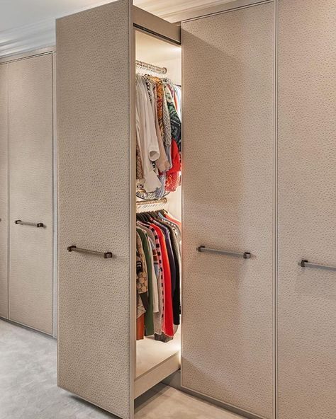 Rana / Interior coach on Instagram: “Deep pull out compartments allows for much more usage of space in a closet system .. and of course @laurahammett.interiors showing…” Dressing Table Design, Rustic Wall Sconces, Bedroom Closet Design, Closet System, Wardrobe Storage, Dressing Room Design, Diy Home Decor Easy, Closet Designs, Wardrobe Design