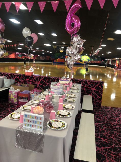 Disco Party Set Up, Disco Party Table Setting, Disco Party Table, Disco Decorations, Disco Theme, Party Table Settings, Pink Birthday, Disco Party, Party Table