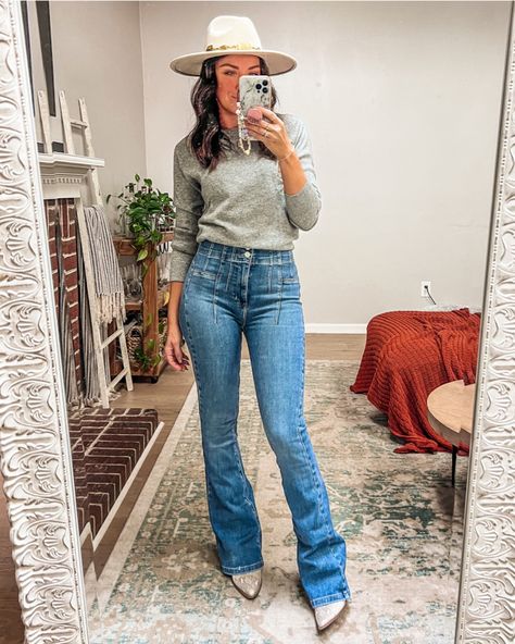 Western Flare Jeans Outfit, Free People Bell Bottom Jeans, Flare Outfits, Bell Bottom Jeans Outfit, Free People Flare Jeans, Flare Jeans Outfit, Western Style Outfits, Jeans Outfit, Quilted Jacket