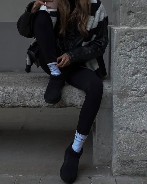 Ugg Black Boots Outfit, Ugg Mini Boots Outfit Winter, Uggs Black Outfit, How To Style Black Uggs, Black Ugg Outfit Ideas, Black Uggs Outfit Winter, Black Ugg Outfit, Black Ugg Boots Outfit, Ugg Mini Boots Outfit