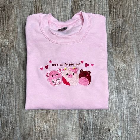 We Have All Sizes White And Pink! The Sizing Is Unisex / Mens. These Are Made To Order But We Usually Have Them Shipped In 2-3 Days :) Hoodies Ideas, Kentucky Sweatshirt, Unique Sweatshirt, Embroidery Hoodie, Cartoon Sweatshirts, Couples Sweatshirts, Embroidered Crewneck, Couples Hoodies, Causual Outfits