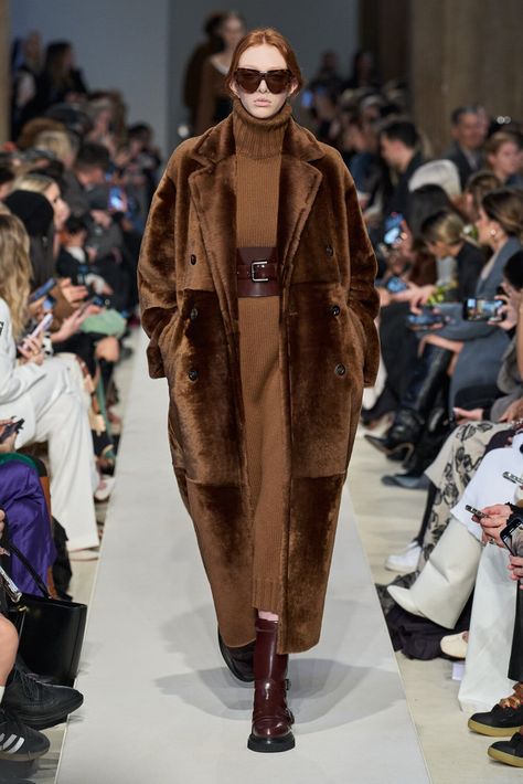 Grey Overcoat, Fall 2023 Ready To Wear, 2023 Ready To Wear, Brown Outfit, Shearling Coat, Fall 2023, 2023 2024, Max Mara, Milan Fashion Week