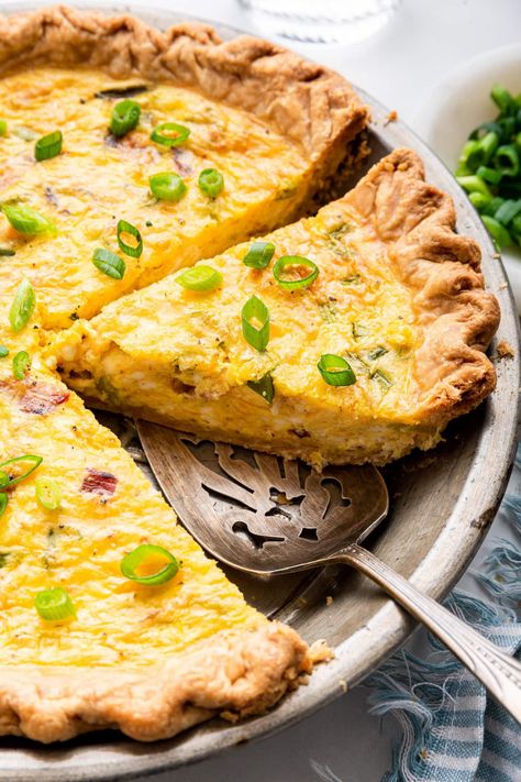 This easy cottage cheese quiche is creamy, cheesy and packed with tons of flavor. It's the perfect high-protein option for breakfast, brunch, lunch or dinner. Cottage Cheese Quiche Recipes, Baking With Cottage Cheese, Quiche With Cottage Cheese, High Protein Quiche, Mediterranean Quiche Recipes, Protein Quiche, Cottage Cheese Quiche, Baked Cottage Cheese, Recipe Cottage Cheese