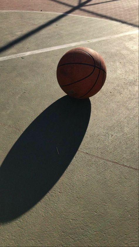 Ball Aesthetic, I Love Basketball, Basketball Is Life, Photoshop Pics, Basketball Photography, Witchy Wallpaper, Basketball Wallpaper, Profile Pictures Instagram, Cool Instagram