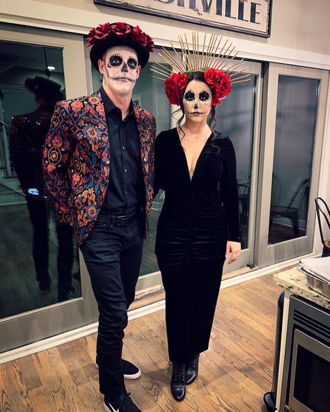 Day Of The Dead Dress Up, Couple Day Of The Dead Halloween Costumes, Day If The Dead Costume Women, Day Of Dead Couple Costume, Simple Day Of The Dead Outfit, Day Of The Dead Bride And Groom, Catrina Couple Costume, Catarina Costume, Catrina Costume Ideas