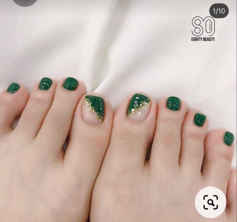 Green And Gold Pedicure, Feet Gel Nails, March Pedicure Ideas, Feet Gel Polish, Emerald Green Toe Nails, Pedicure Ideas Fall Toenails, Pedicure Ideas Green, Dark Green Pedicure, Pedicure Green