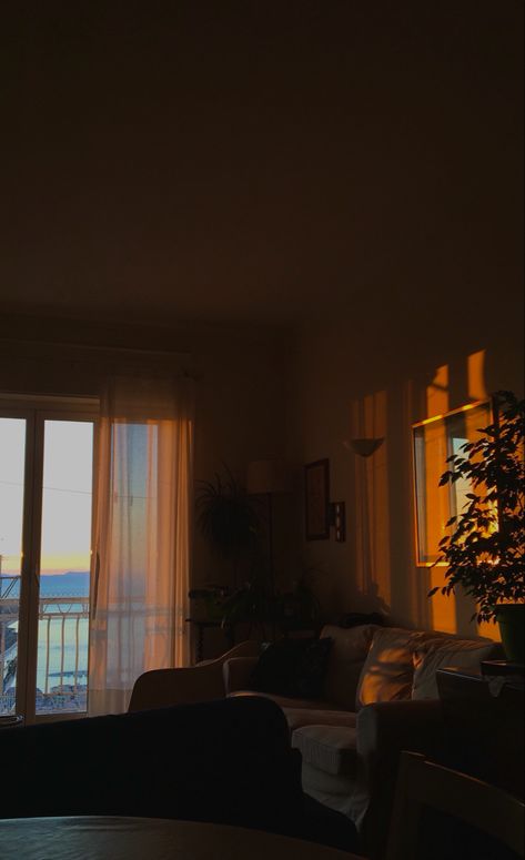 Dimly Lit Living Room, Golden Hour Living Room, Golden Hour Aesthetic Room, Sunset Light Aesthetic, Low Light Bedroom, Sunset Through Window, Low Light Room, Satisfying Aesthetic, Beach Sunset Wallpaper