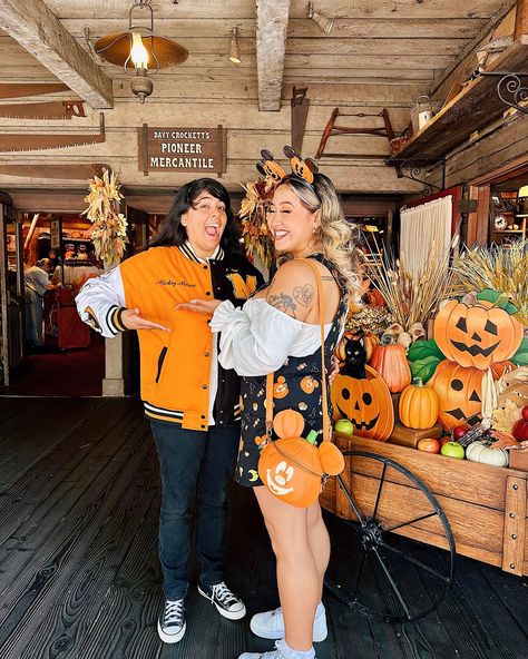 🗣️IT’S TIME TO HALLOWEENSKI OUTSIDE!!! 🎃👻🖤 Yes it’s 90 degrees in August but Blinky is UP, there are pumpkins EVERYWHERE, and I may be sweating but my spooky mode has been ACTIVATED 🤩🧡 I got to kick off Halloweentime at Disneyland with my favorite people in the world and see so many beautiful friends! My heart was really starting to need some holiday cheer and now IT’S FINALLY HEREEEEEE 🧡🖤🧡🖤🧡 @hottopic has you covered for any and all Disney Halloween needs, this year and every year 😈🖤 I’m ... Davy Crockett, Disney Halloween, Disney Outfits, 90 Degrees, Holiday Cheer, And Now, Then And Now, Disneyland, Pumpkins