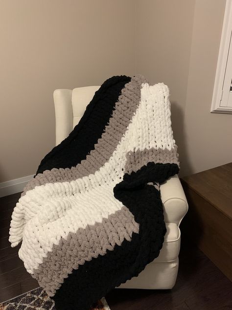 Black Chunky Knit Blanket, Chunky Knit Blanket Blue, Puffy Crochet Blanket, Crochet Big Blanket, Chunky Blanket Designs, Puffy Yarn Blanket, Chunky Knit Blanket Designs, Chunky Blanket Ideas, Chunky Knit Blanket Ideas