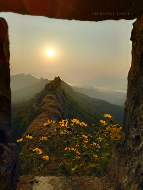 Sunrise at Rajgad Fort - Forts of Maharashtra | Incredible India Rajgad Fort Images, Bangladeshi Aesthetic, Rajgad Fort, Raigad Fort, Types Of Architecture, Indian Wedding Invitation Cards, Asian Architecture, Great Inspirational Quotes, Beautiful Locations Nature