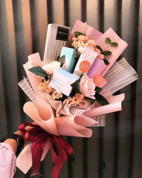 Mothers Day Wrapping Ideas, Bouquet Gift Ideas, Diy Mother's Day Gift Basket, Makeup Bouquet, Mothers Day Gift Basket, Mothers Day Baskets, Flower Bouquet Diy, Flower Gift Ideas, Gift Bouquet