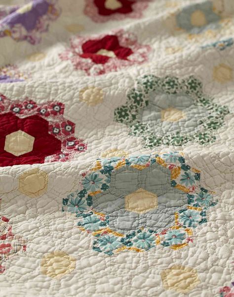 Antique Quilts: How to Buy, Repair, Wash, and Store Vintage Finds Historical Quilts, Antique Quilts Patterns, Quilts Vintage, Tie Quilt, Quilt Care, Heirloom Quilt, Sampler Quilts, Sampler Quilt, Old Quilts