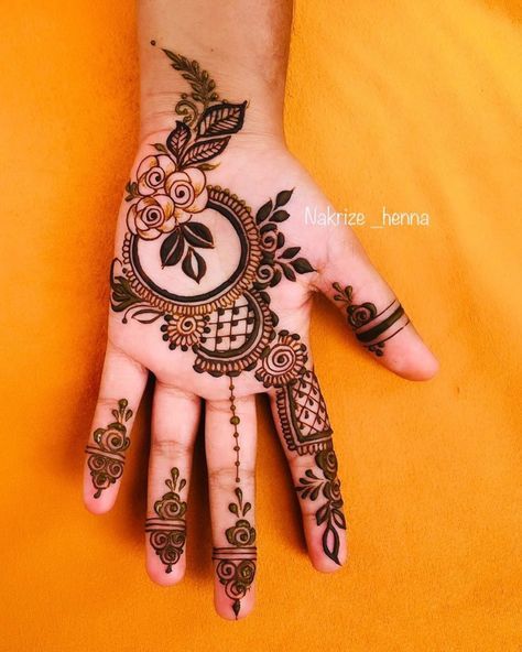 Baby Mehandi, Mehendi Course, Peacock Mehndi, Broken Iphone, Palm Mehndi Design, Simple Arabic Mehndi Designs, Henna Tattoo Designs Hand, Simple Henna Tattoo, Beautiful Henna