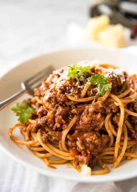 A Spaghetti Bolognese recipe with a thick, rich sauce with great depth of flavour. Made in just 30 minutes, it's the BEST Spaghetti Bolognaise recipe ever! Bolognaise Recipe, Recipe Tin Eats, Vegan Bolognese Sauce, Tin Eats, Spaghetti Bolognese Recipe, Resep Pasta, Vegan Bolognese, Best Spaghetti, Bolognese Recipe